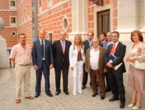 Alcaldes alcarreos con la viuda de Camilo Jos Cela en el Centro Cultural Conde Duque (Madrid). Fotografa de Jos Mara Casado Pea