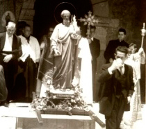 Andas de San Bernab a la puerta de la iglesia (1958)