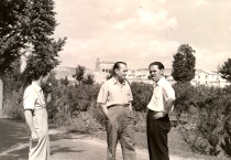 De paseo por la carretera de Cifuentes, a la altura del Sabuquillo (1956)